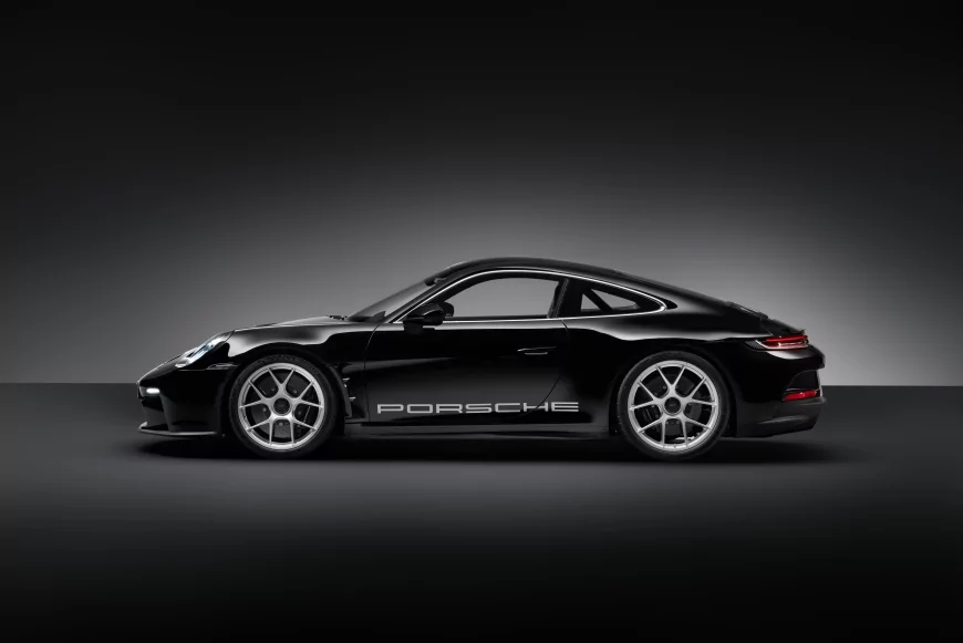 Side profile of the new Porsche 911 S/T