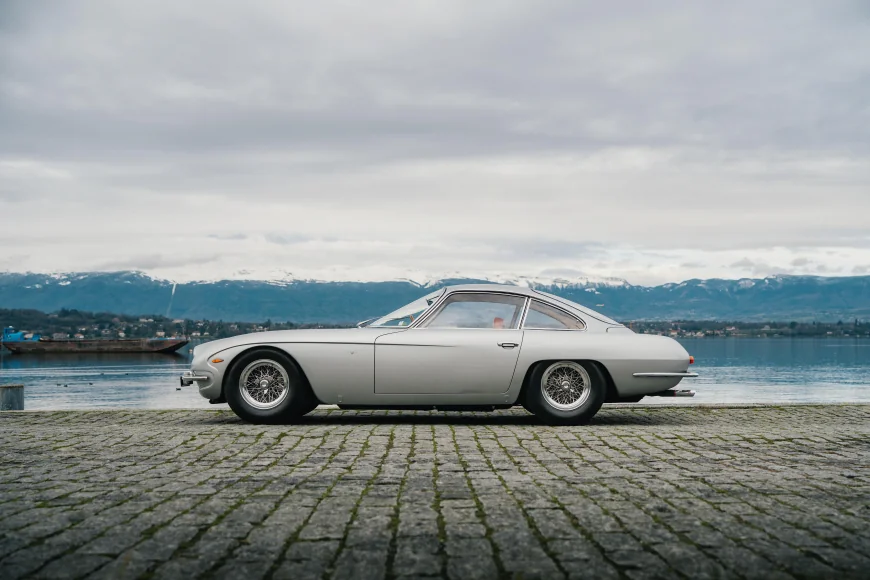 Sideview of the Lamborghini 350 GT
