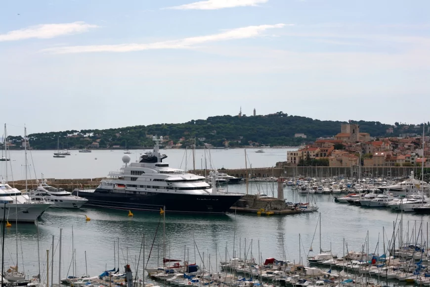 One of the more famous explorer superyachts is the yacht previously owned by Microsoft co-founder Paul Allen. Can you guess her range?